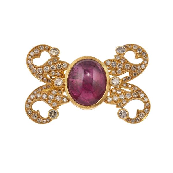 Spilla con rubino trattato, taglio cabochon, e diamanti