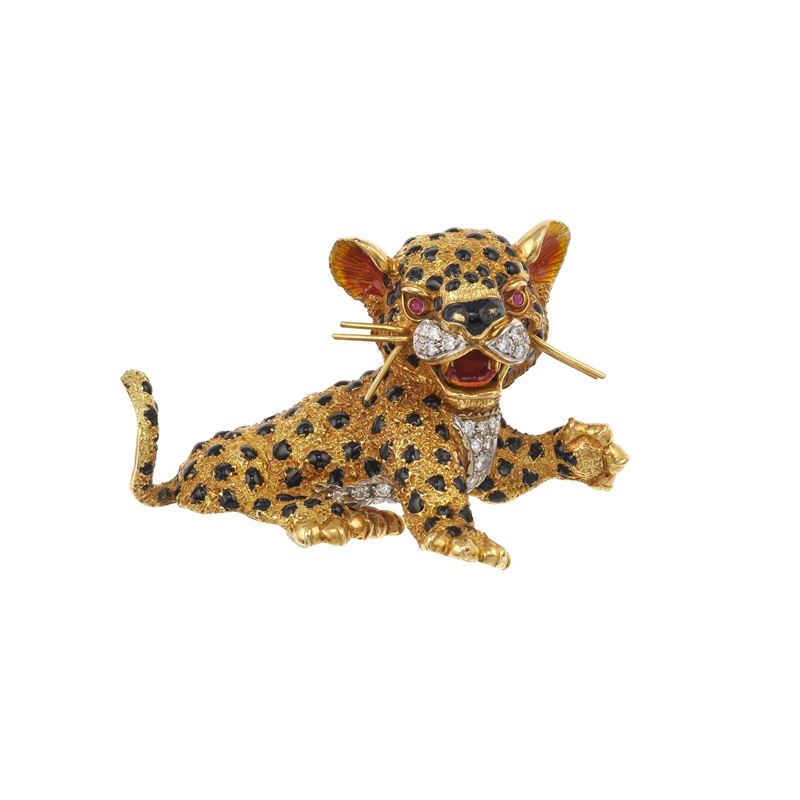 Spilla "felino" con smalti policromi, diamanti e rubini  - Asta Gioielli, argenti, arredi e oggetti d'arte. Un lascito per finalità benefiche - I - Cambi Casa d'Aste