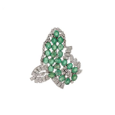 Spilla con smeraldi e piccoli diamanti, montatura in oro bianco 750/1000