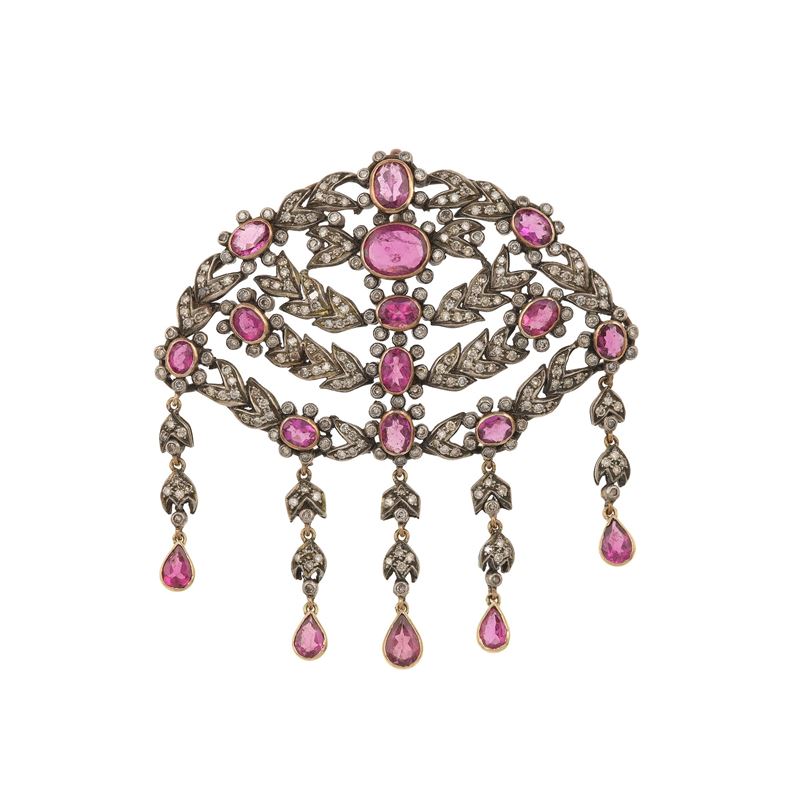 Ruby, diamond, low-karat gold and silver pendant. Damages  - Auction Jewellery, silverware, furnishings, and objets d'art. A charitable bequest. - I - Cambi Casa d'Aste