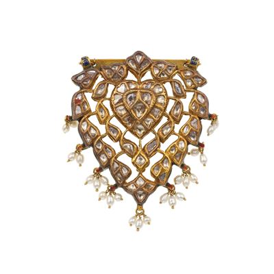 Spilla indiana, smalti policromi, flat diamond e piccole perle, montatura in wax gold