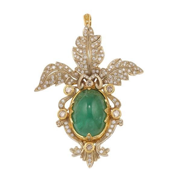 Pendente/spilla con smeraldo taglio cabochon di ct 50.00 circa e diamanti per totale ct 5.00 circa