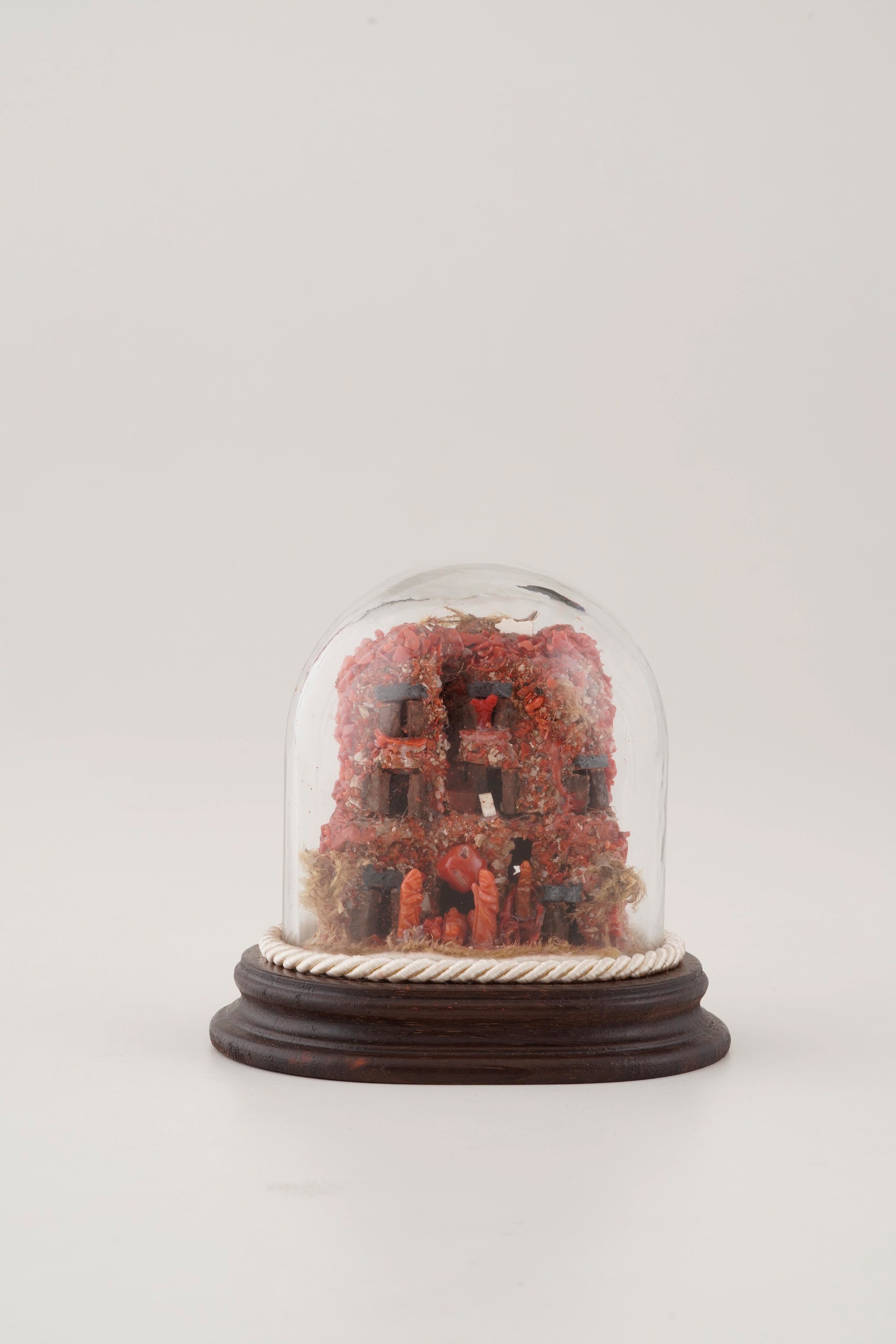 Piccolo presepe in corallo, oggetto da arredamento (dimensioni 13×9×11 cm)