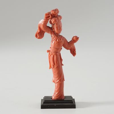 Damina in corallo con mela in mano, scultura piccola