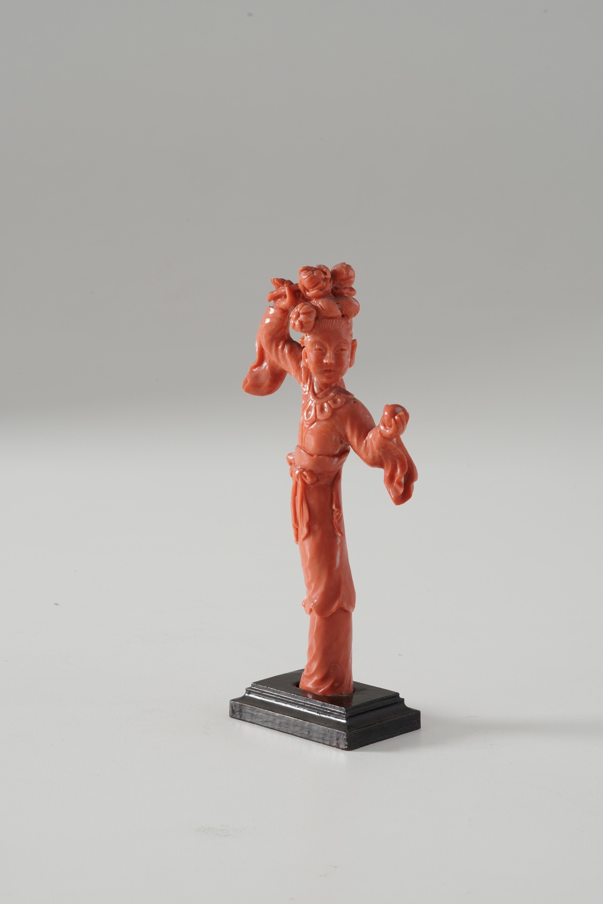 Damina in corallo con mela in mano, scultura piccola