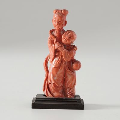 Damina con bambino in corallo, oggetto decorativo