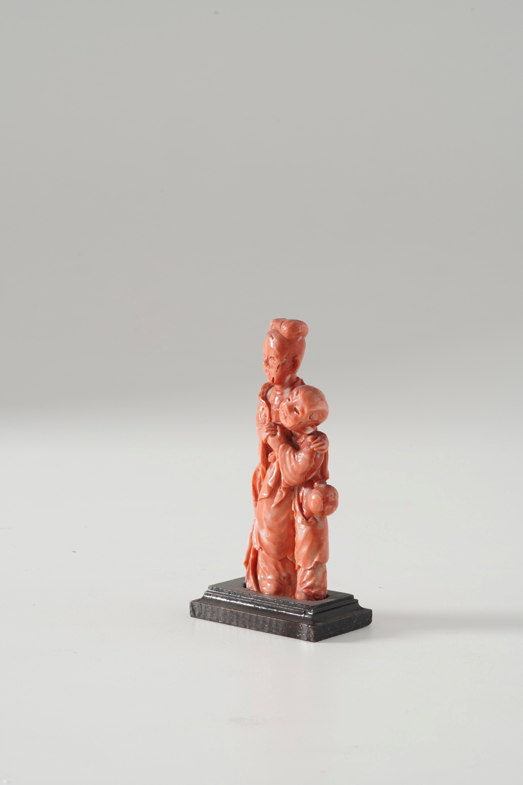 Damina con bambino in corallo, oggetto decorativo