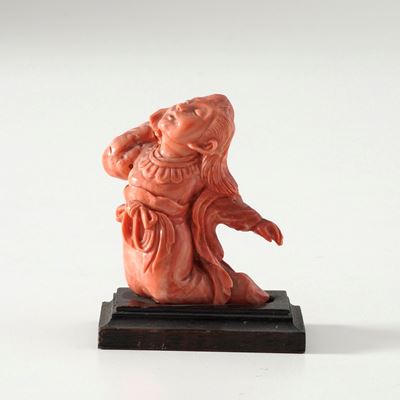 Giovane inginocchiato in corallo, cm 7,5 (alt.)