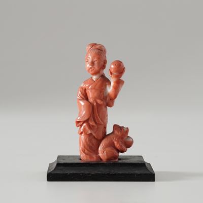 Dama con scoiattolo in corallo, figurina in miniatura