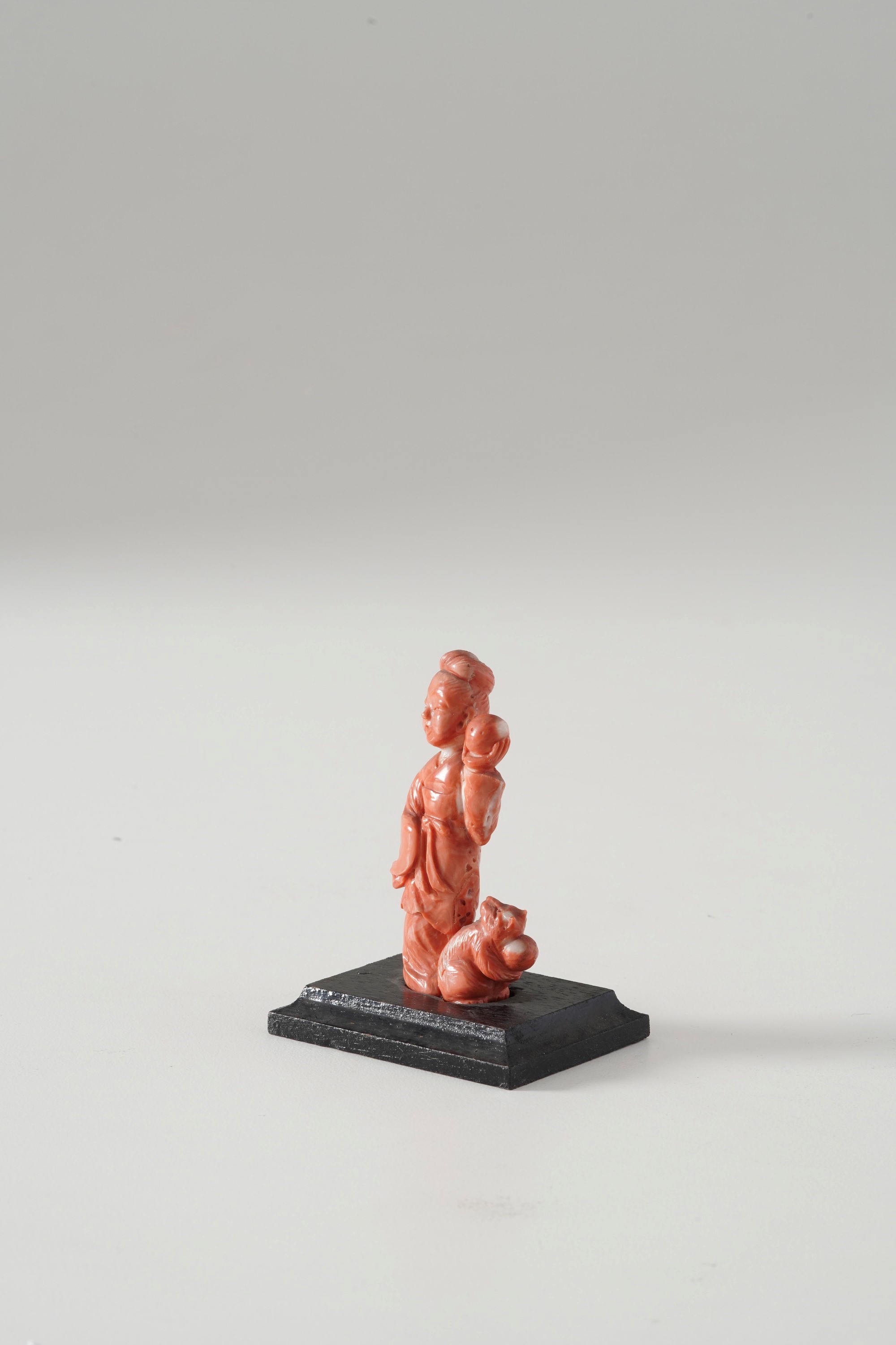 Dama con scoiattolo in corallo, figurina in miniatura