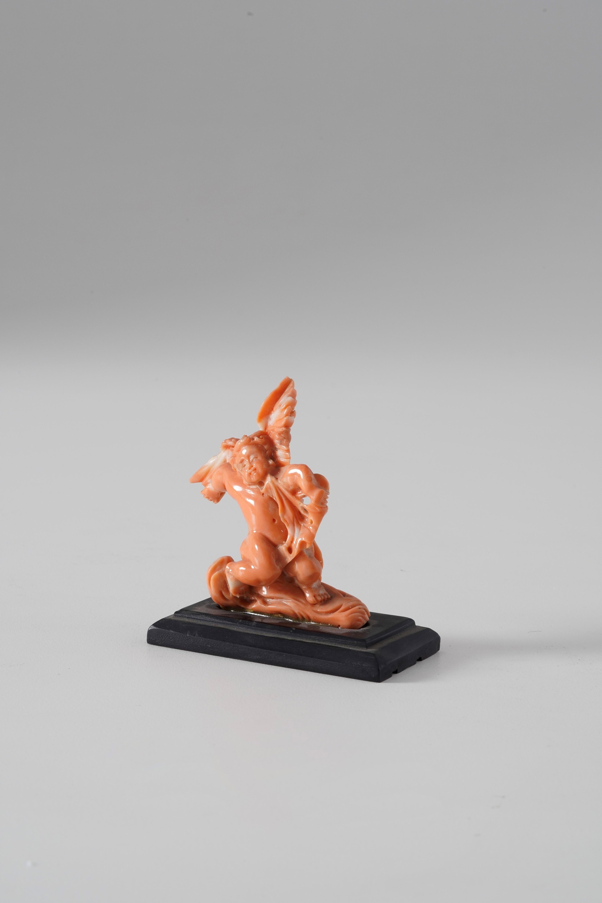 Angelo in corallo, esemplare scultoreo in corallo (alt. cm 7,5)