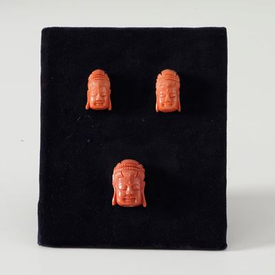 Tre teste di Buddha, scultura in corallo