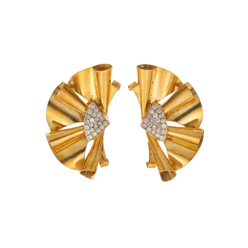 Pair of diamond and gold earrings  - Auction Jewellery, silverware, furnishings, and objets d'art. A charitable bequest. - I - Cambi Casa d'Aste