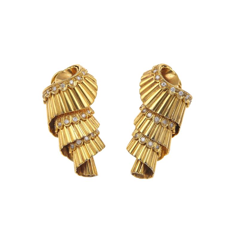 Pair of diamond and gold earrings  - Auction Jewellery, silverware, furnishings, and objets d'art. A charitable bequest. - I - Cambi Casa d'Aste