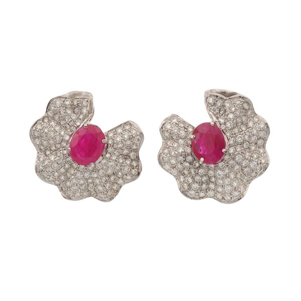 Orecchini con rubini trattati per totale ct 3.50 e diamanti per totale ct 3.00