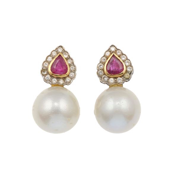 Orecchini con perle Australia, rubini e diamanti