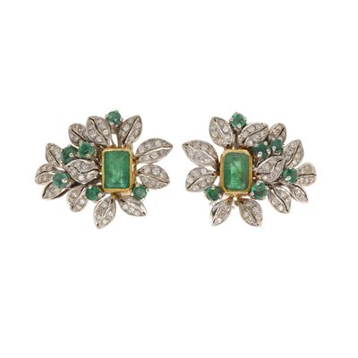 Orecchini, soggetto floreale con smeraldi e diamanti, in oro bianco e oro giallo 750/1000