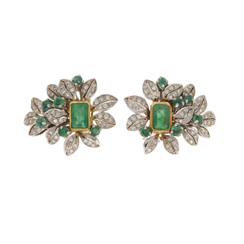 Pair of emerald, diamond and gold earrings  - Auction Jewellery, silverware, furnishings, and objets d'art. A charitable bequest. - I - Cambi Casa d'Aste