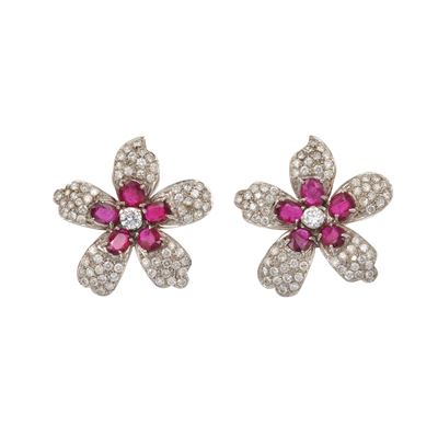 Orecchini a fiore, montatura in oro bianco 750/1000 con rubini e diamanti