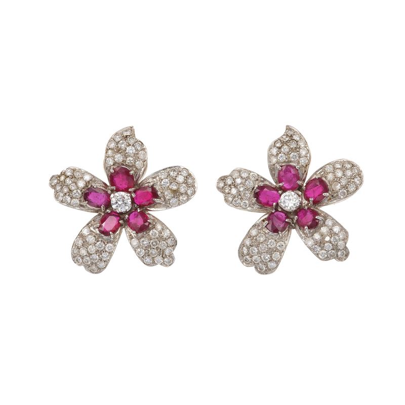 Pair od ruby, diamond and gold earrings. One missing diamond  - Auction Jewellery, silverware, furnishings, and objets d'art. A charitable bequest. - I - Cambi Casa d'Aste