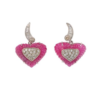 Orecchini, montatura in oro bianco 750/1000 con rubini incisi e diamanti