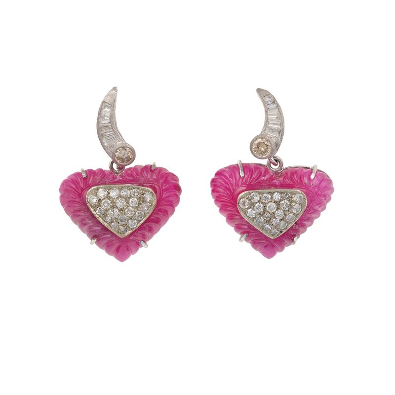 Pair of carved ruby, diamond and gold earrings  - Auction Jewellery, silverware, furnishings, and objets d'art. A charitable bequest. - I - Cambi Casa d'Aste