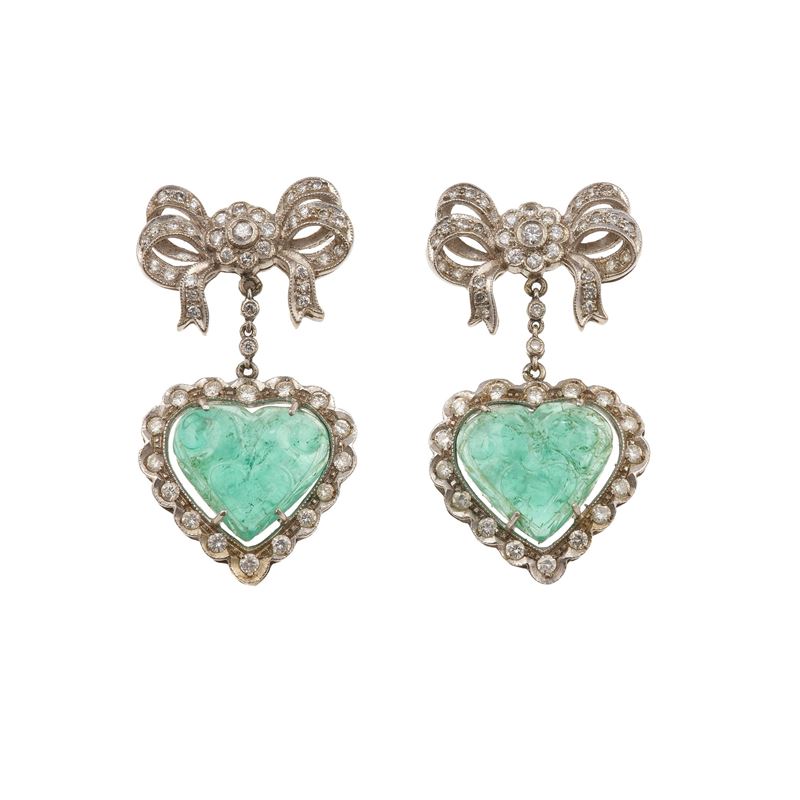 Pair of carved emerald, diamond and gold earrings  - Auction Jewellery, silverware, furnishings, and objets d'art. A charitable bequest. - I - Cambi Casa d'Aste