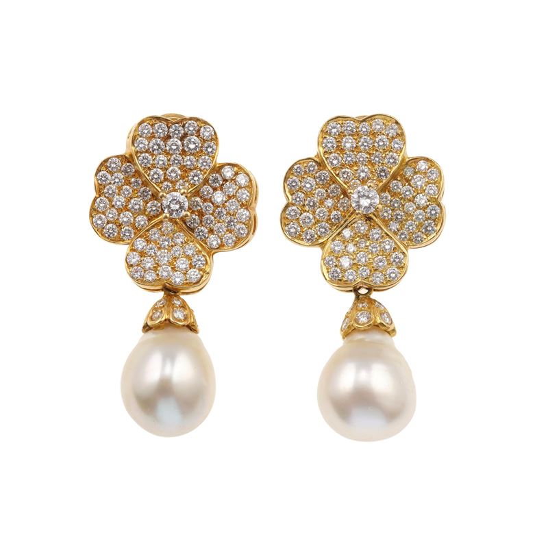 Pair of diamond, baroque pearl and gold earrings  - Auction Jewellery, silverware, furnishings, and objets d'art. A charitable bequest. - I - Cambi Casa d'Aste