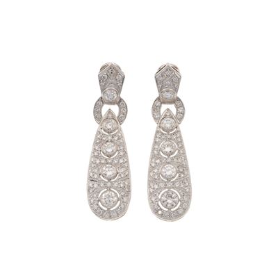 Orecchini pendenti in oro bianco 750/1000 con diamanti taglio brillante (tot. circa ct 8.00), dia...