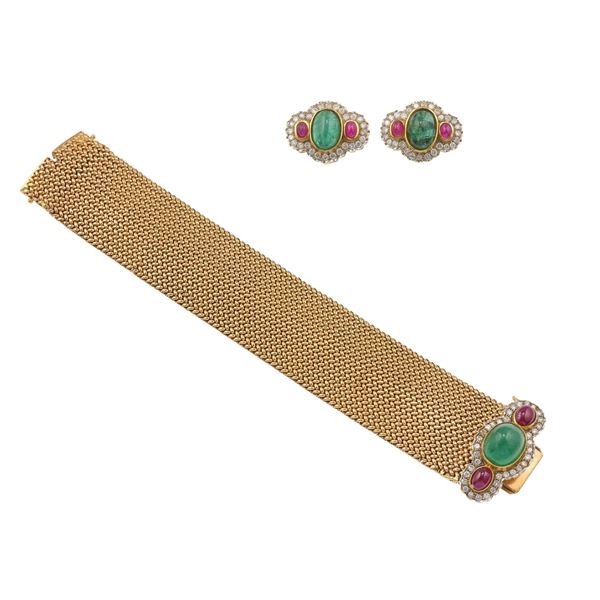 Demi-parure composta da un paio di orecchini ed un bracciale con smeraldi e rubini taglio cabochon e diamanti