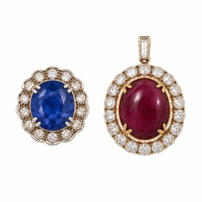 Anello, zaffiro sintetico e diamanti; pendente con rubino trattato, taglio cabochon e diamanti