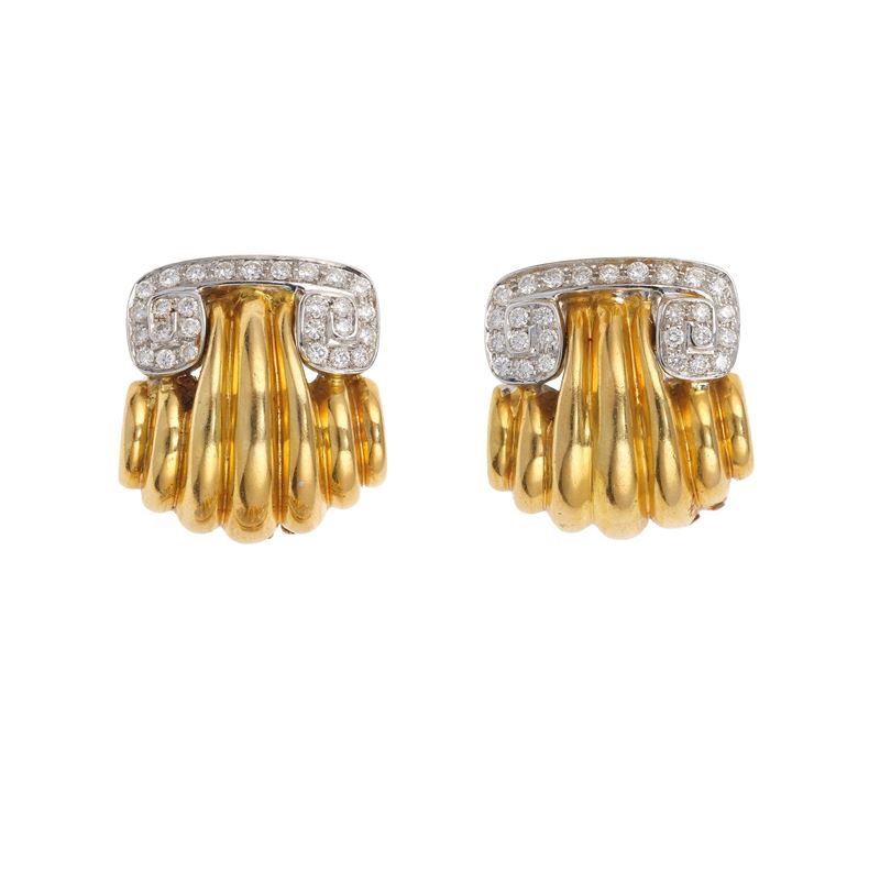 Pair of diamond and gold clips  - Auction Jewellery, silverware, furnishings, and objets d'art. A charitable bequest. - I - Cambi Casa d'Aste