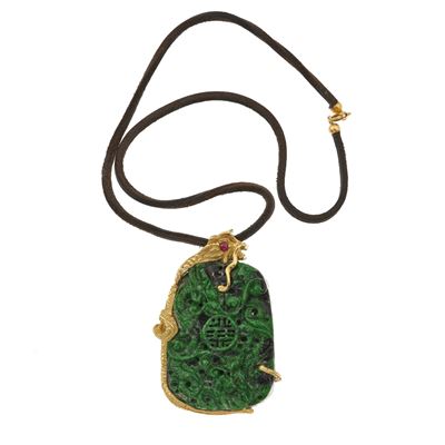Pendente, giadeite incise e rubini, montatura in oro giallo 750/1000, con laccio in cuoio