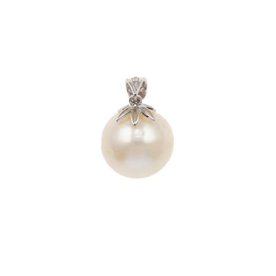 Pendente con perla, montatura in oro bianco 750/1000