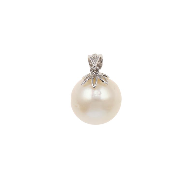 Australian pearl and gold pendant  - Auction Jewellery, silverware, furnishings, and objets d'art. A charitable bequest. - I - Cambi Casa d'Aste