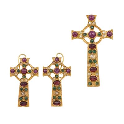 Demi-parure, orecchini e pendente in oro giallo 750/1000 con diamanti, smeraldi, rubini e granati