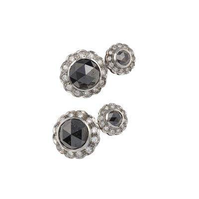 Paio di bottoni da polso, montatura in oro bianco 750/1000 con diamanti neri e diamanti a contorn...