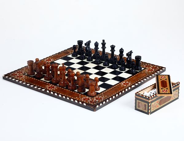 Una scacchiera e una scatola per gioco del domino