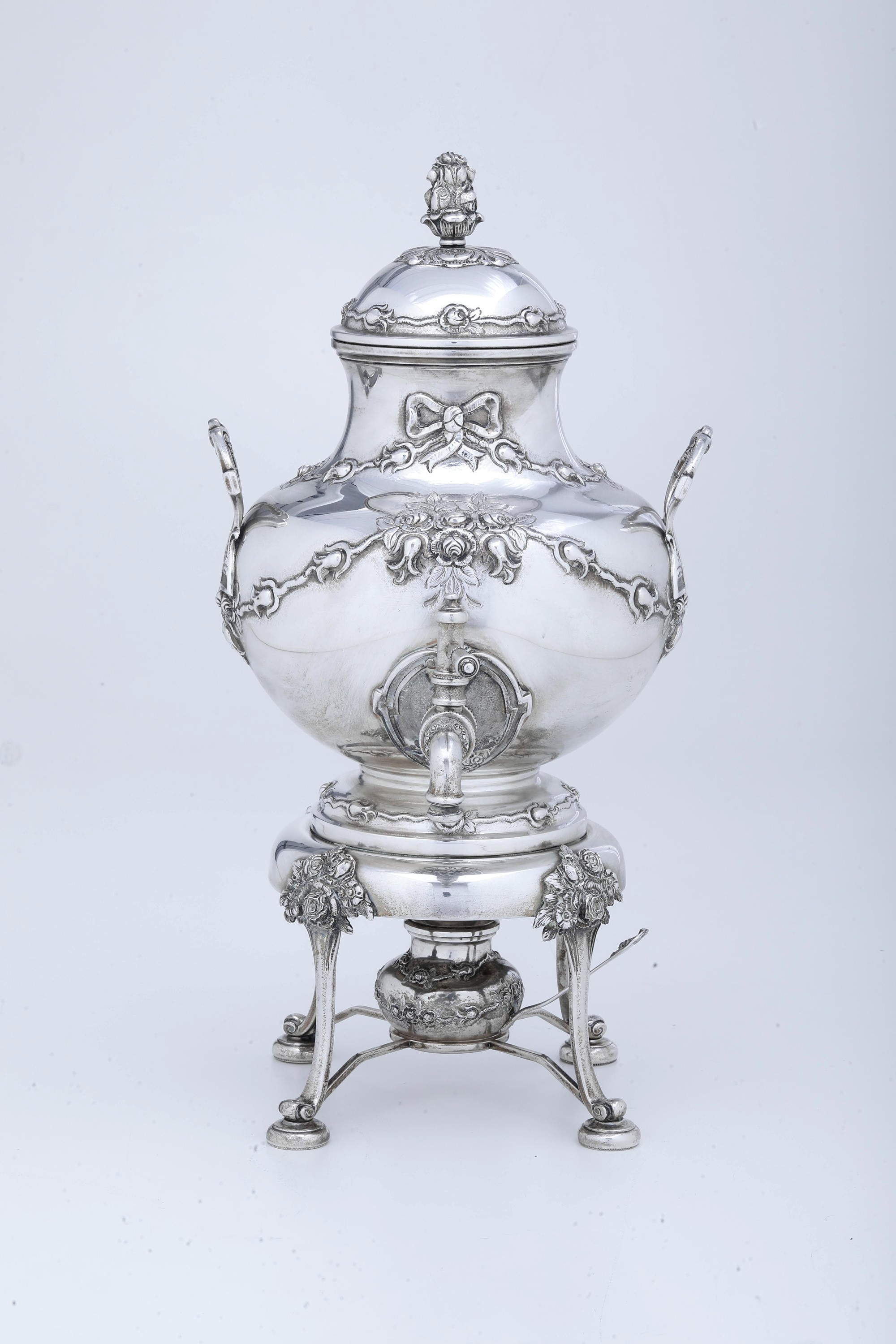 Pobbiati Virginio, Samovar in argento fuso e sagomato