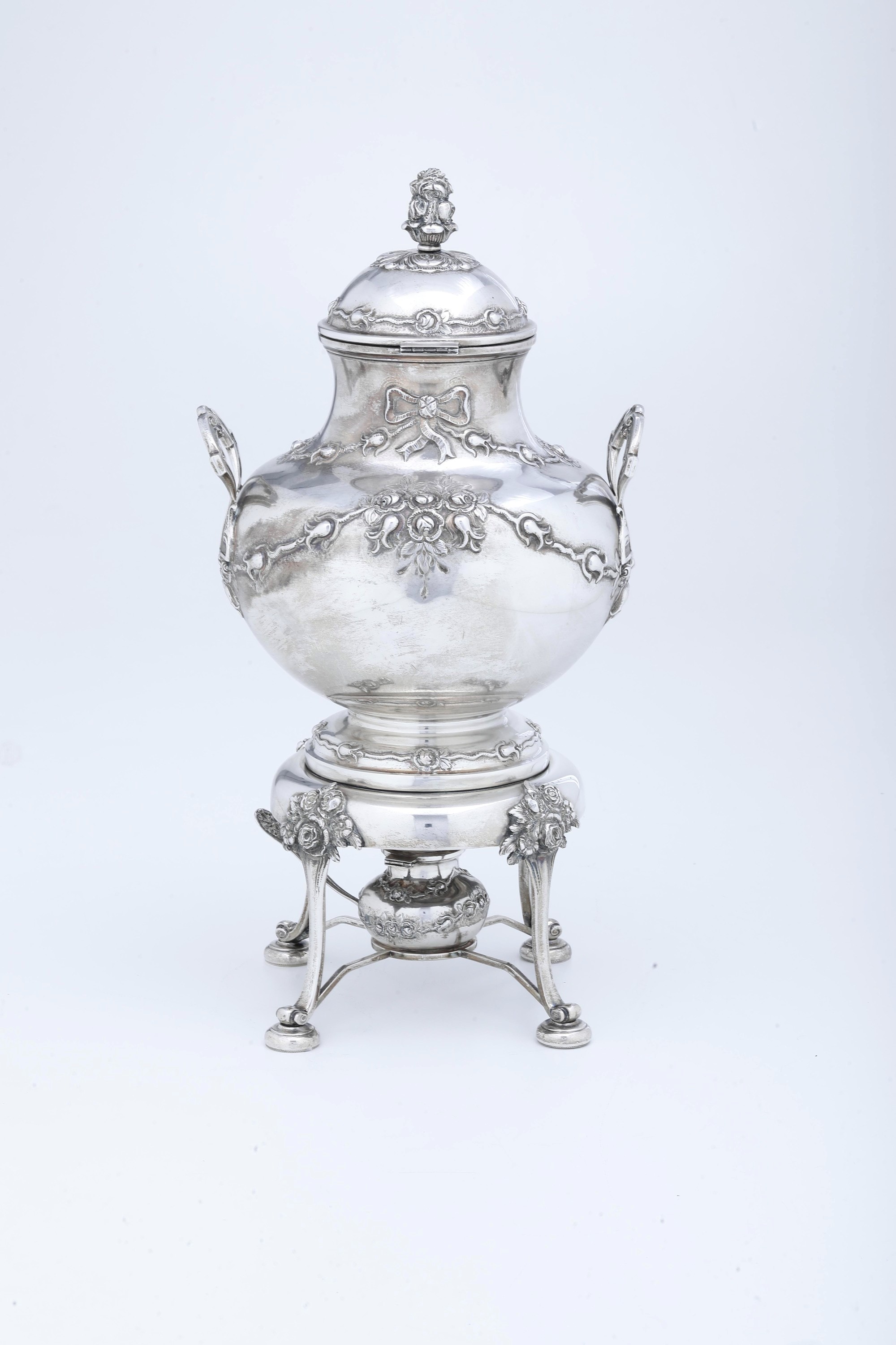 Pobbiati Virginio, Samovar in argento fuso e sagomato