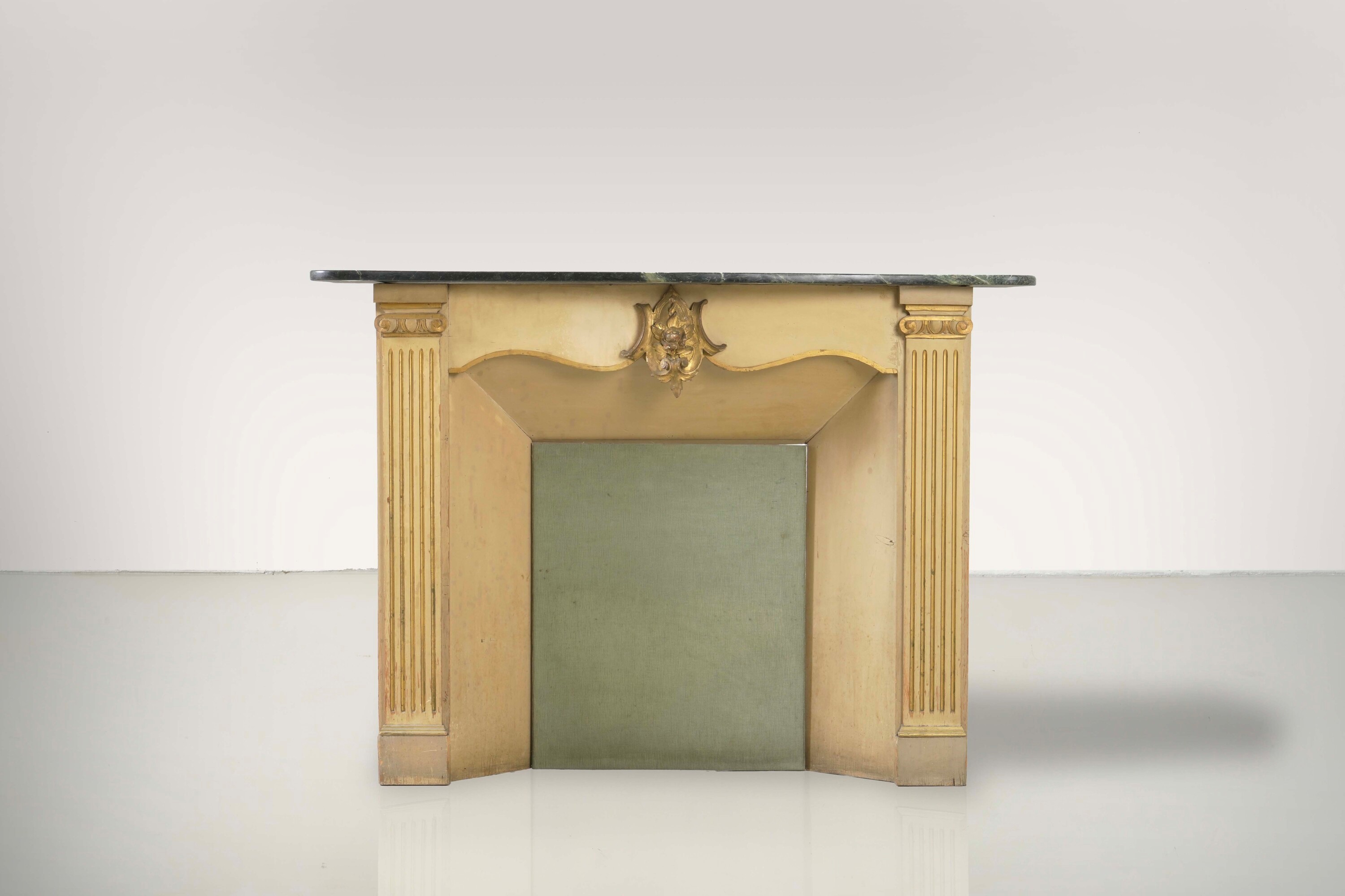 Cornice da camino, struttura in legno laccato e dorato con piano in marmo (XX secolo)