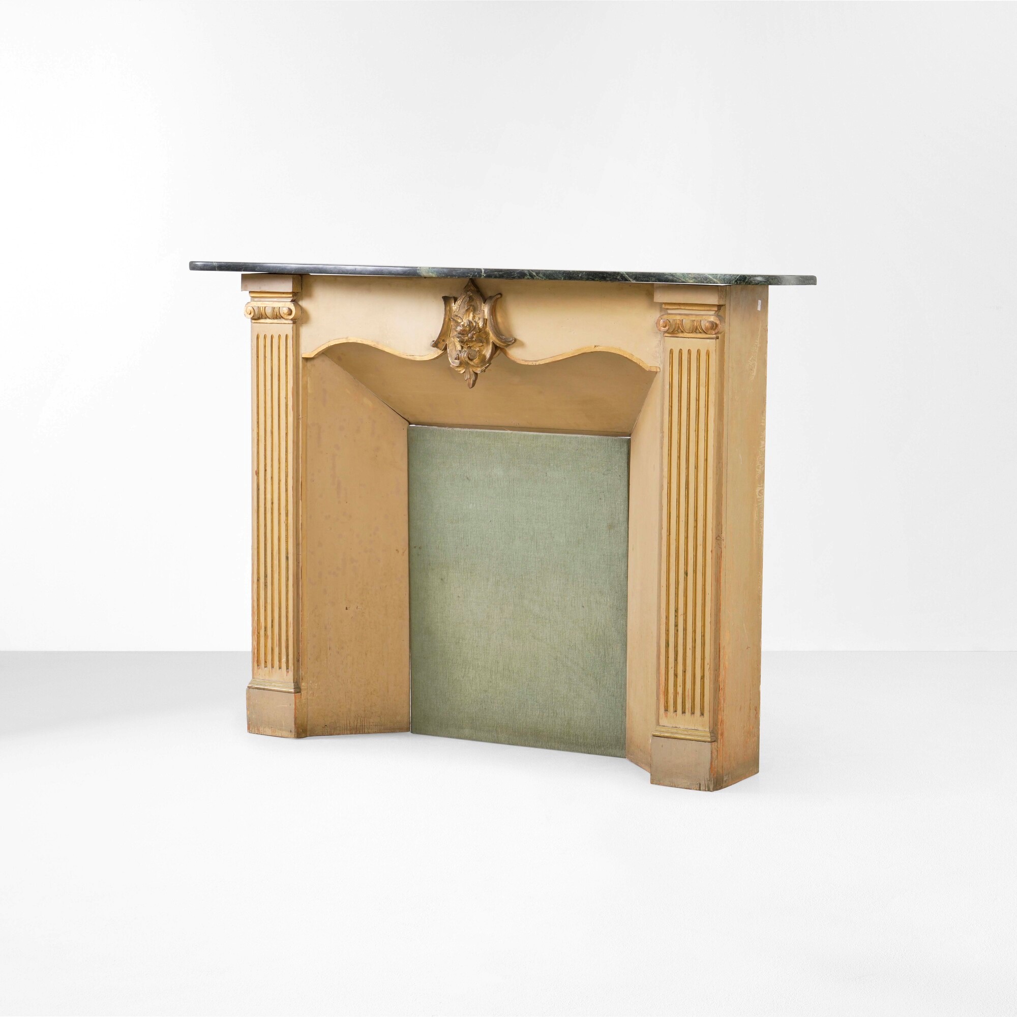Cornice da camino, struttura in legno laccato e dorato con piano in marmo (XX secolo)