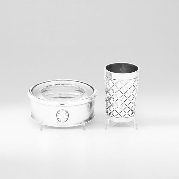 Lotto composto da un portapenne con decoro a punta di diamante e un posacenere in argento e vetro. Manifattura del XX secolo