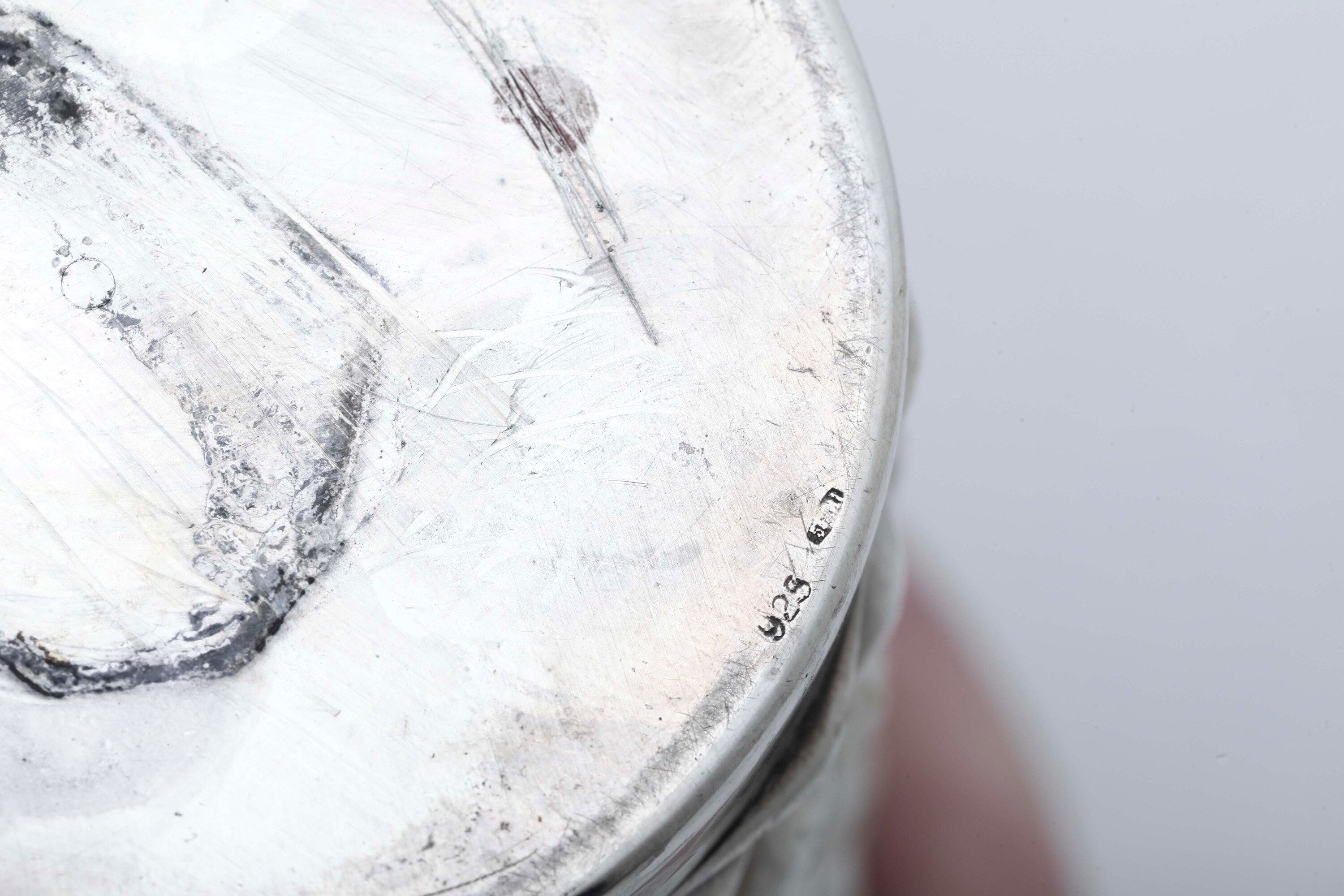 Manifattura del XX secolo, Portapenne con decoro a punta di diamante e posacenere in argento e ve...