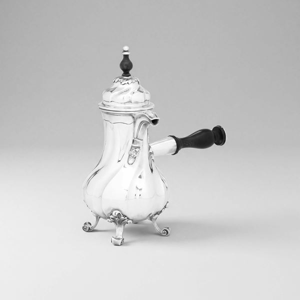 Caffettiera. Argenteria artistica del XX secolo. Marchi ad imitazione dell’argenteria inglese non pertinenti.