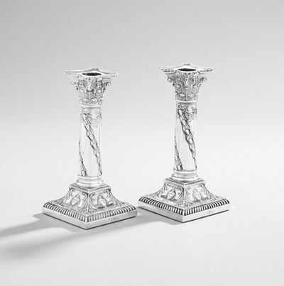 Marchiario non leggibile, Coppia di candelieri a colonna, argento fuso e sagomato (Londra, XIX-XX...