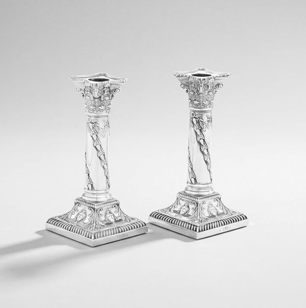 Coppia di candelieri a colonna. Londra, XIX-XX secolo. Marchi consunti di difficile lettura.