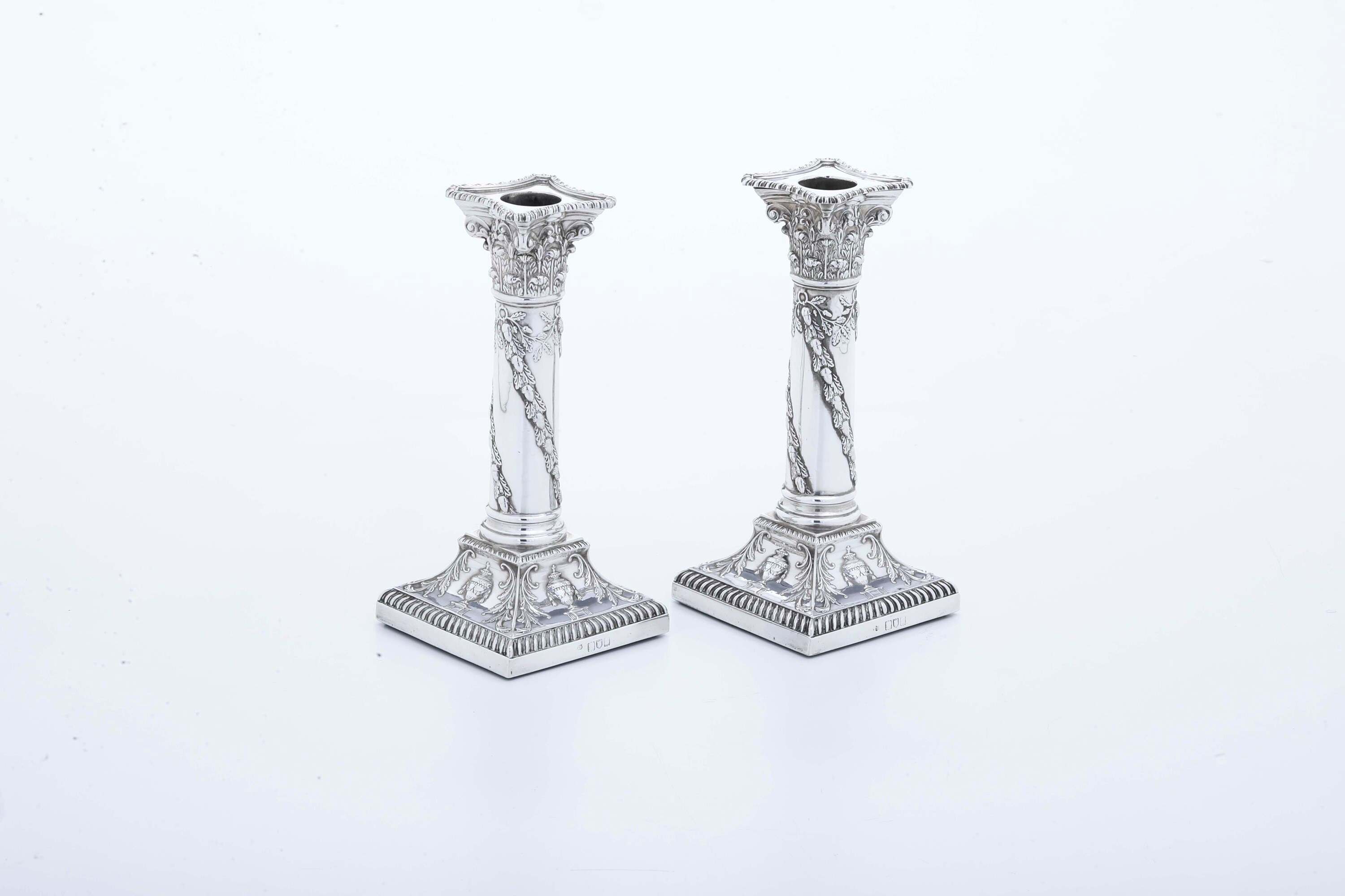 Marchiario non leggibile, Coppia di candelieri a colonna, argento fuso e sagomato (Londra, XIX-XX...