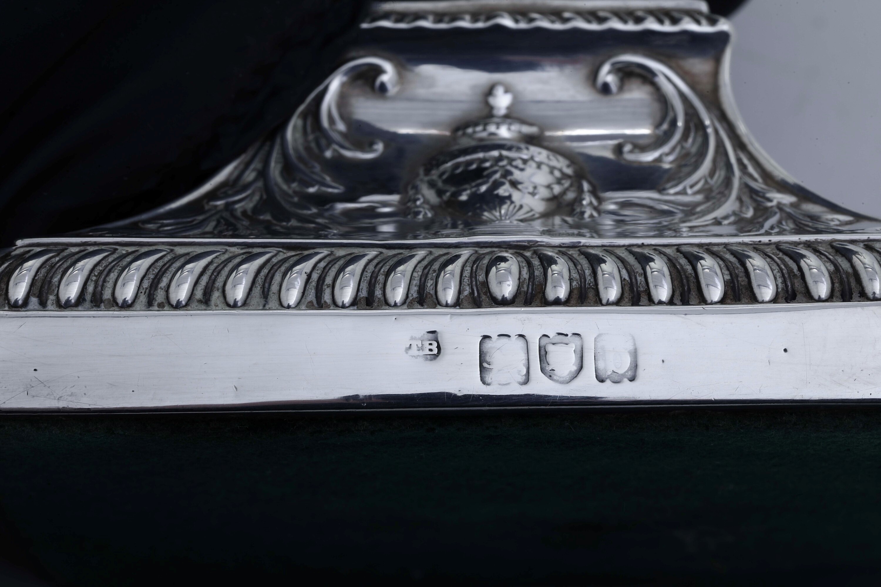 Marchiario non leggibile, Coppia di candelieri a colonna, argento fuso e sagomato (Londra, XIX-XX...
