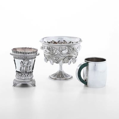 Lotto di tre manufatti in argento fuso e sagomato: boccale con inserti in malachite, vaso con mar...